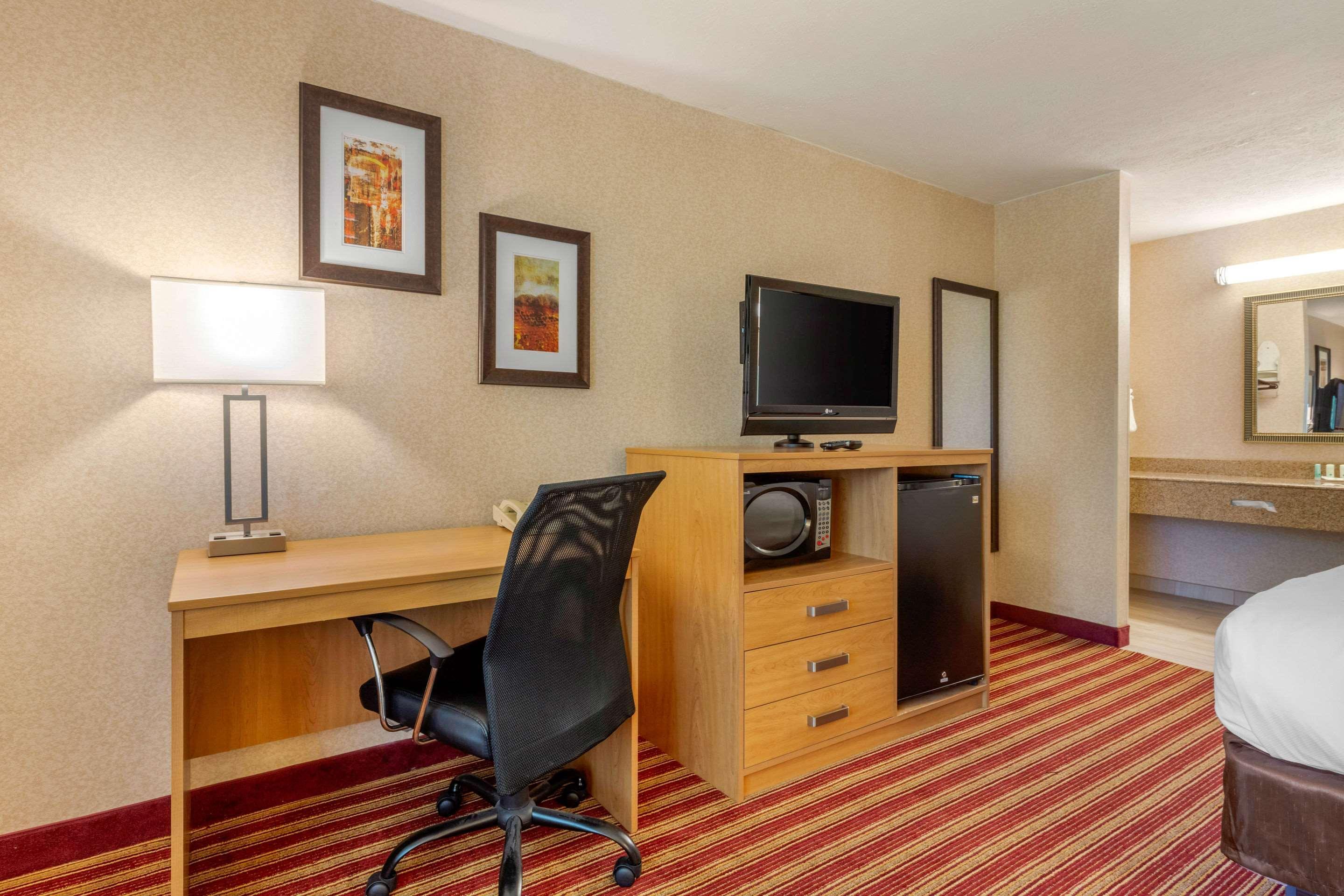Quality Inn Exit 4 Clarksville Bagian luar foto